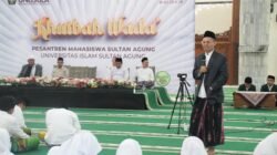 Gus Fad dari Ponpes APIK Kendal Bekali Santri Unissula dengan Nilai Keistiqamahan